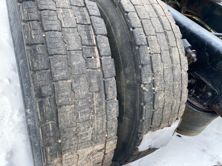 2005-sterling-at-9000-semi-tractor-image-45