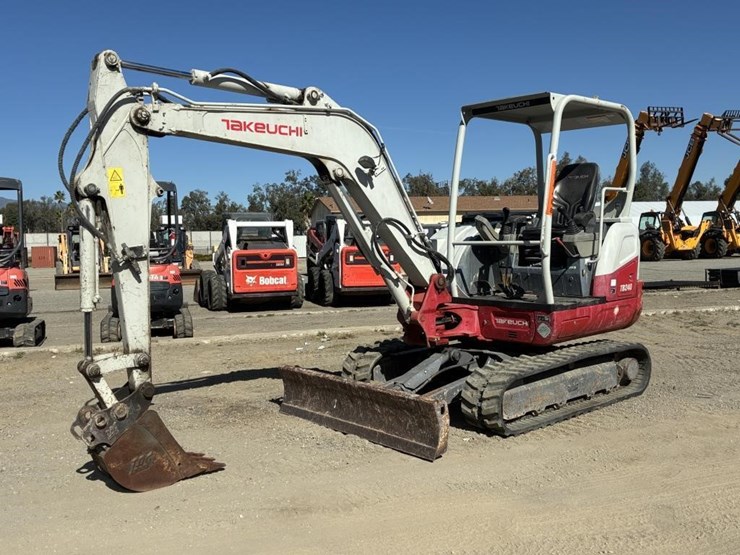 2016-takeuchi-tb240-image-1