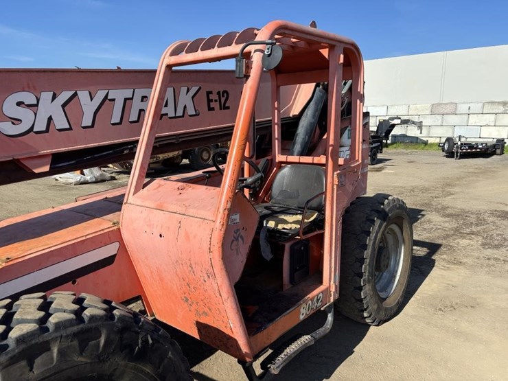 2005-jlg-8042-image-24