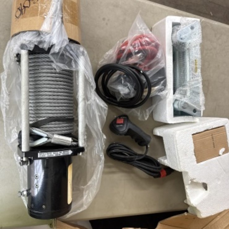 NORTHERN INDUSTRIAL 9000LB WINCH