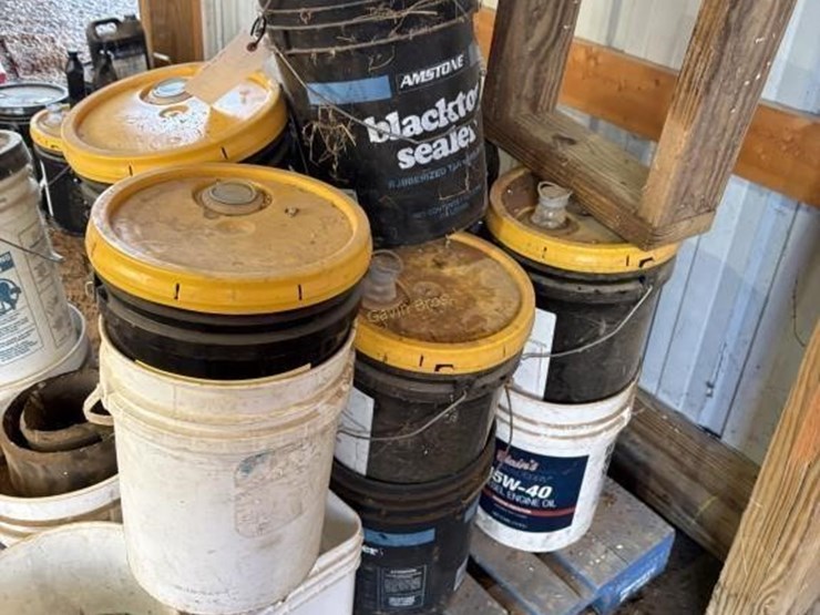 empty-pails-&-other-pails-with-misc-contents-image-4