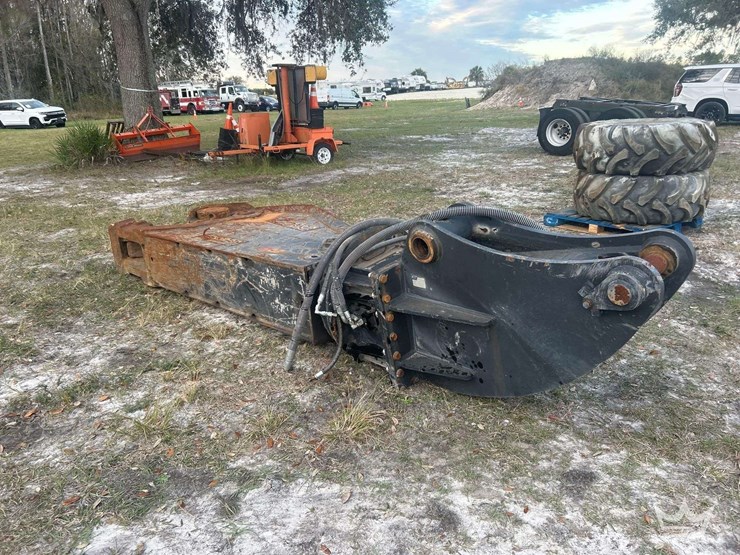 zato-hydraulic-demolition-shears-excavator-attachment-image-2