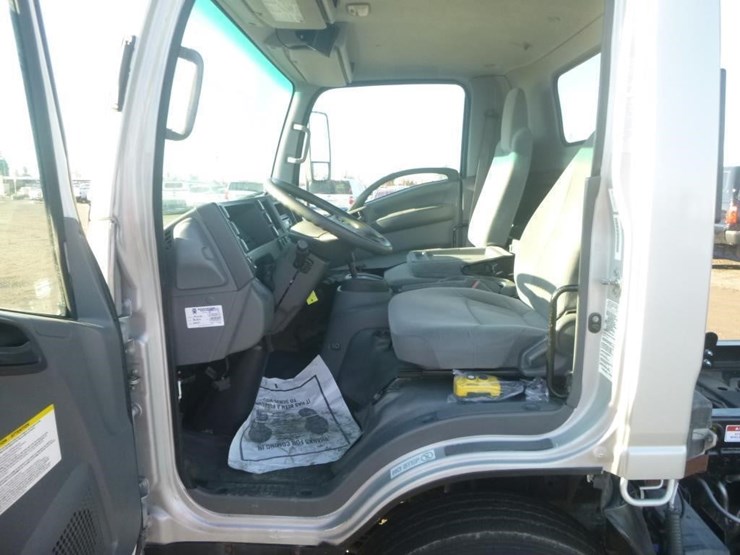 2018-isuzu-nqr-image-14