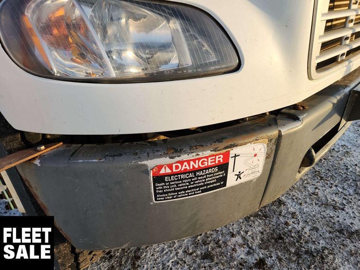 2004-freightliner-m2-106-image-40