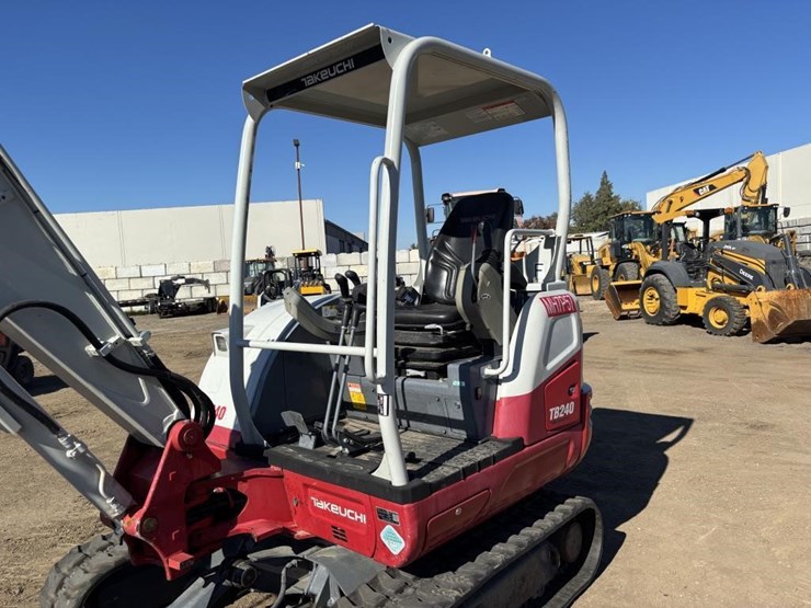 2022-takeuchi-tb240-image-25