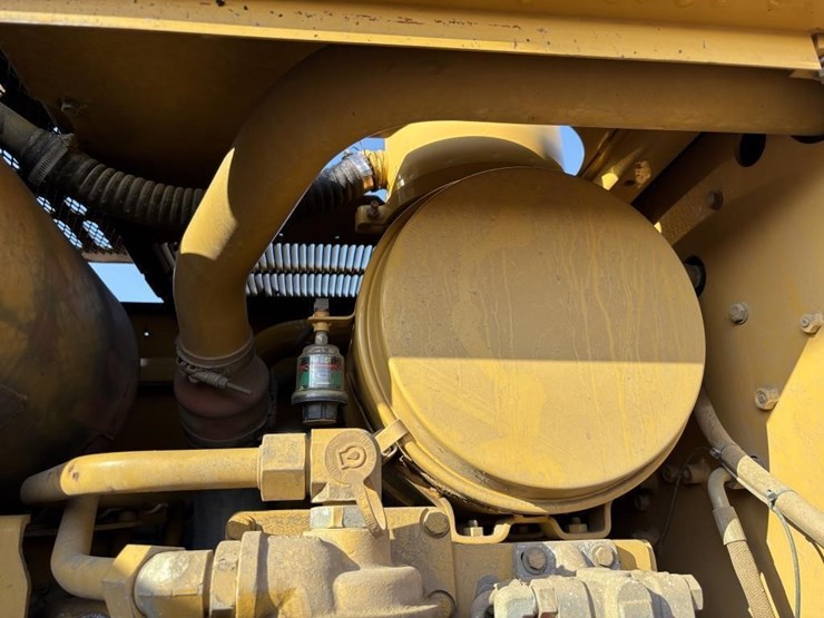 2005-caterpillar-143h-image-57