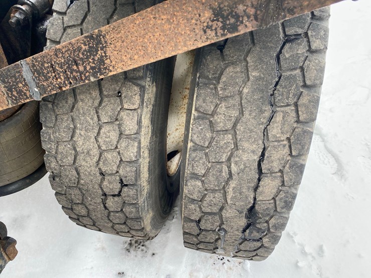 2005-sterling-at-9000-semi-tractor-image-47