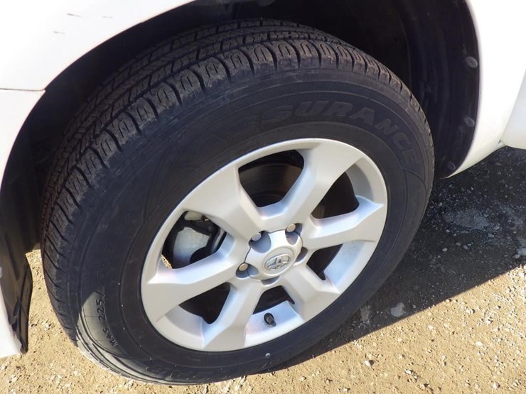 2014-toyota-rav4-image-12