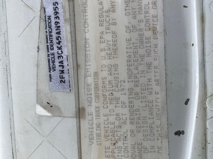 2005-sterling-at-9000-semi-tractor-image-42