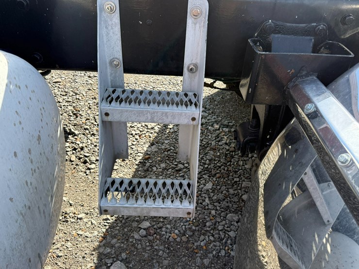 2014-peterbilt-389-image-11