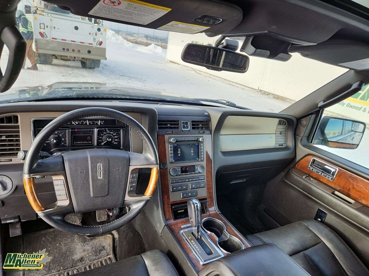 2013-lincoln-navigator-image-21