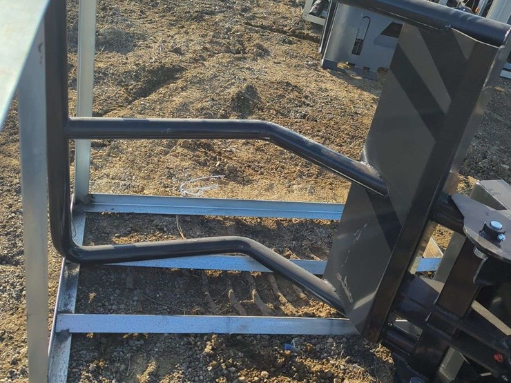 wolverine-skid-steer-bale-squeeze-hydraulic-adjustable-bsh-12-75d-image-3