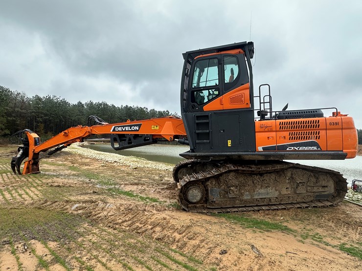 #3102-•-2024-develon-dx225l-track-loader-w/-rotobec-log-grapple-image-1