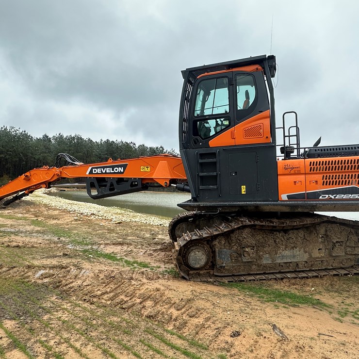 #3102 • 2024 Develon DX225L Track Loader w/ Rotobec Log Grapple