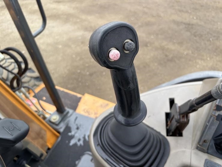 2011-case-570m-xt-image-36