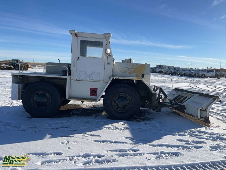 0-airport-tug-with-snow-plow-s/a-service-truck-image-8