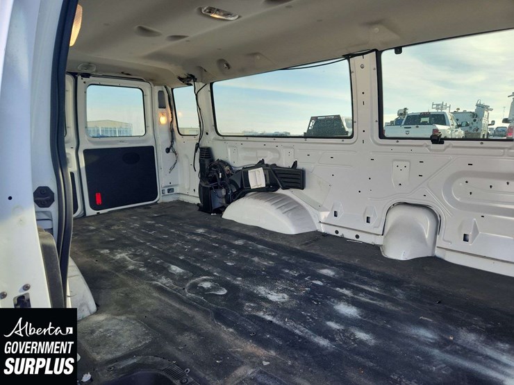 2014-ford-cargo-image-30