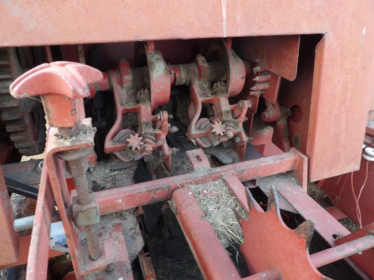 new-holland-575-image-8