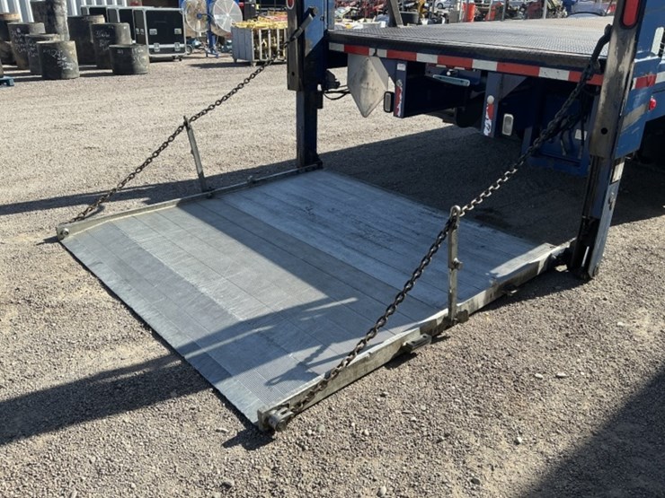 2007-peterbilt-335-image-10