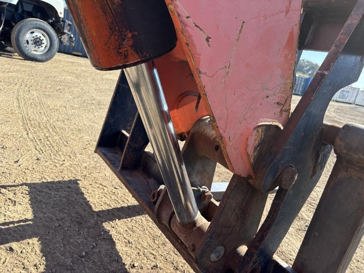 2005-jlg-8042-image-13