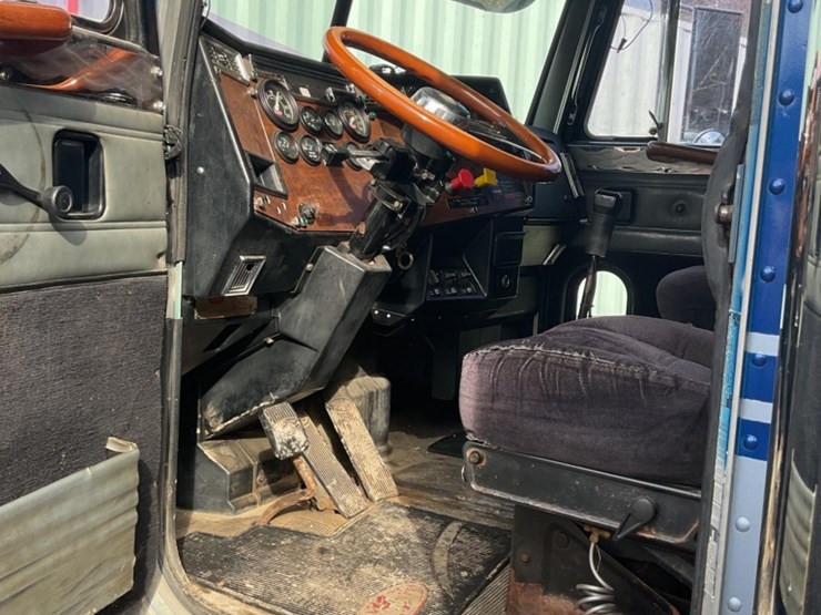 1996-peterbilt-378-image-17