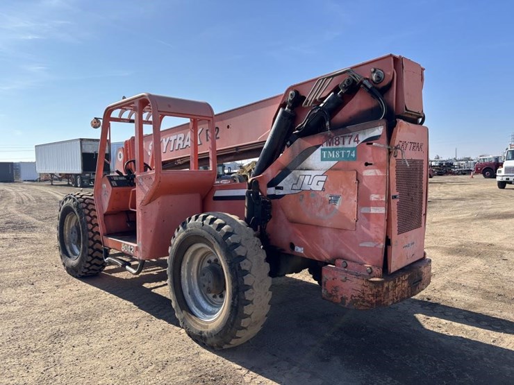 2005-jlg-8042-image-4