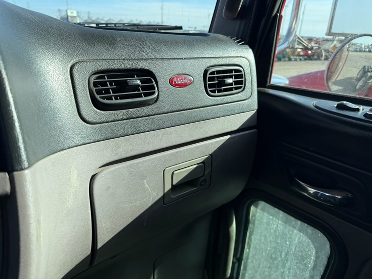 2014-peterbilt-389-image-40