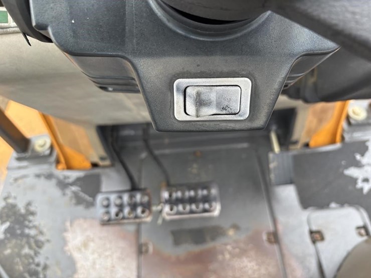 2011-case-570m-xt-image-34