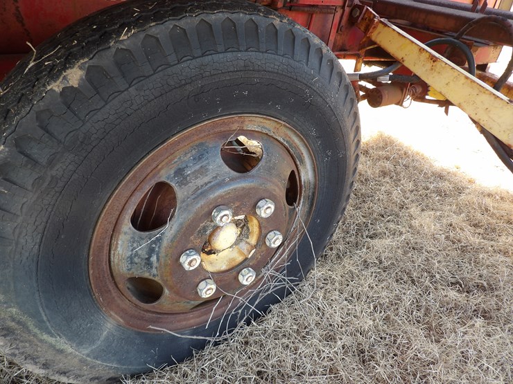 1977-new-holland-1049-image-12