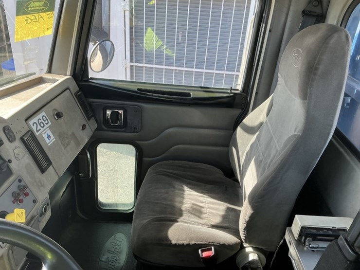 2007-peterbilt-335-image-29