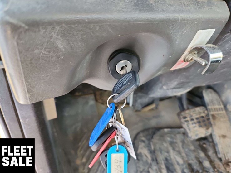 2004-freightliner-m2-106-image-21