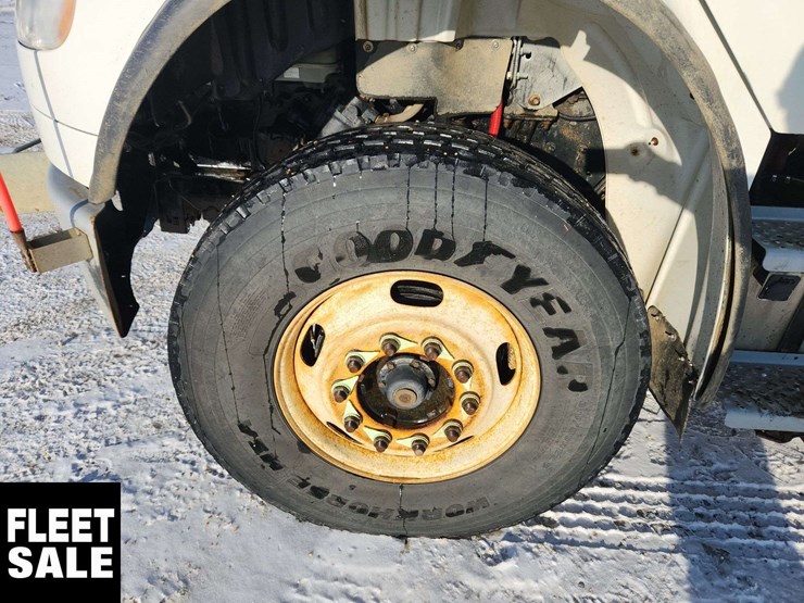 2008-freightliner-m2-106-image-10