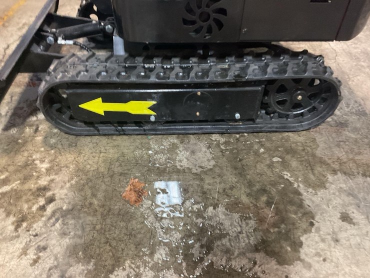 (inv.50032)-2025-miva-va13c-mini-excavator,-13.5-hp-gas-engine,-aux.-hydraulics,-has-broken-glass-image-2