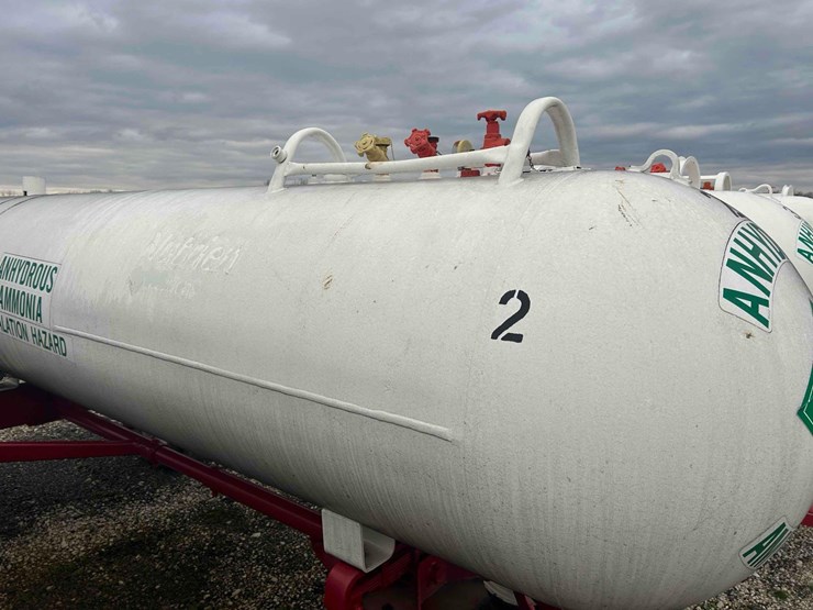 1000-gal.-nh3-tank-on-gear-#2-image-4