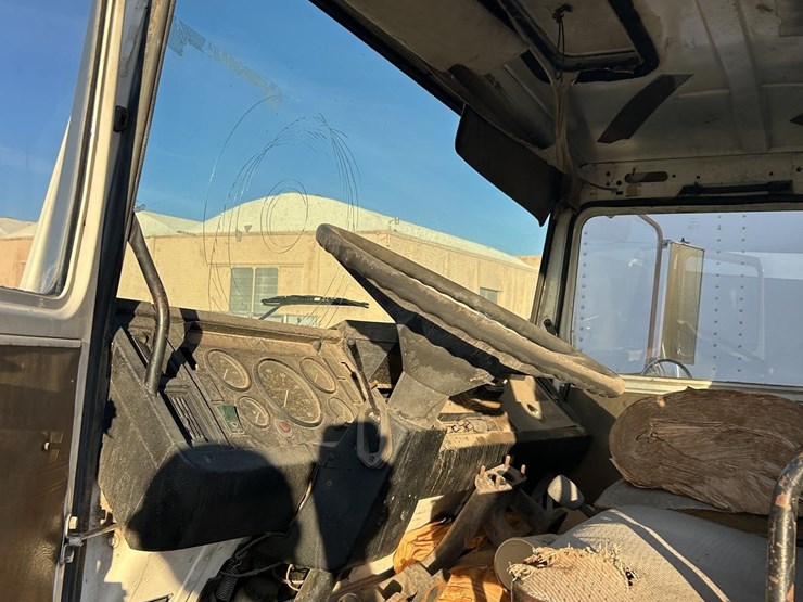 2016-volvo-f613-image-22