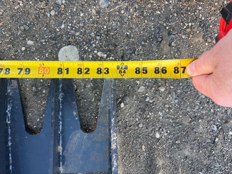 skid-steer-bucket-with-grapple-image-6