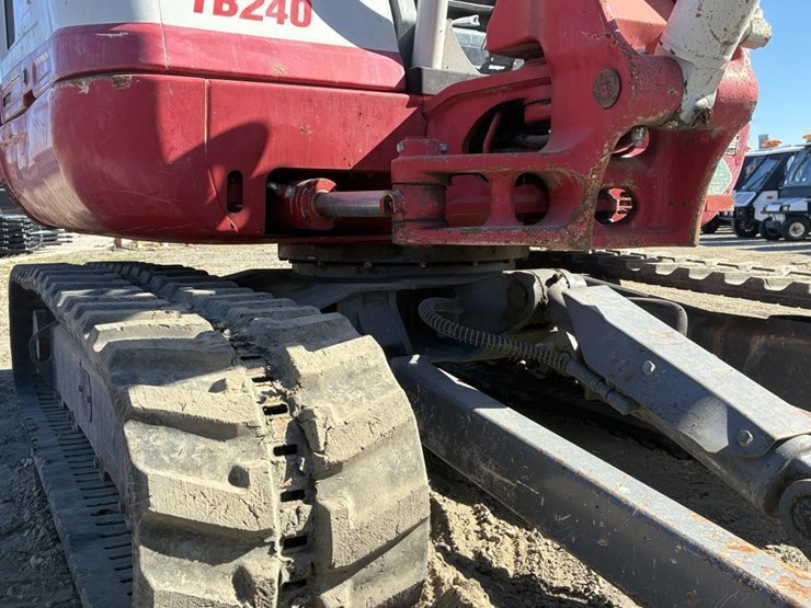 2016-takeuchi-tb240-image-19