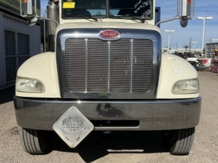 2007-peterbilt-335-image-3