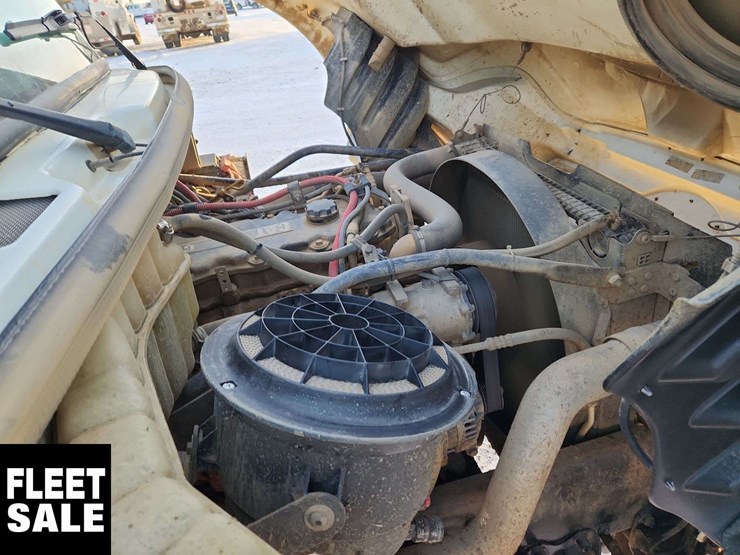 2004-freightliner-m2-106-image-36