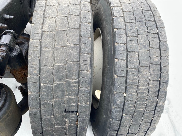 2005-sterling-at-9000-semi-tractor-image-46