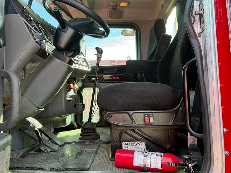 2014-peterbilt-389-image-33