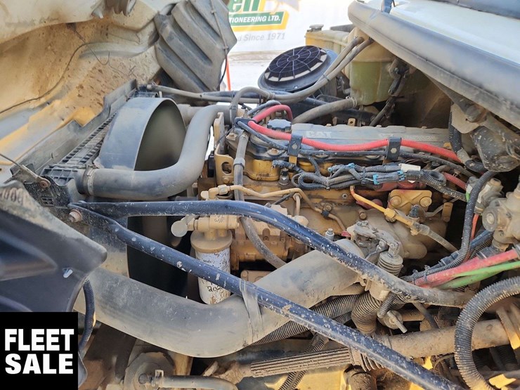 2004-freightliner-m2-106-image-37