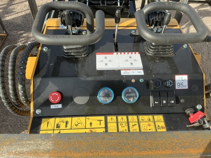 2025-agt-mxmrt14-stand-up-skid-steer-image-8