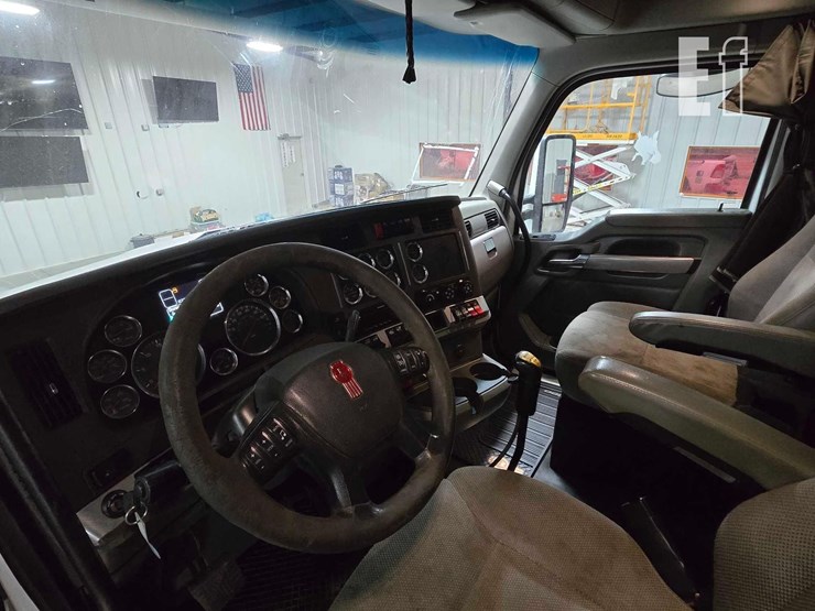 2017-kenworth-t880-image-15