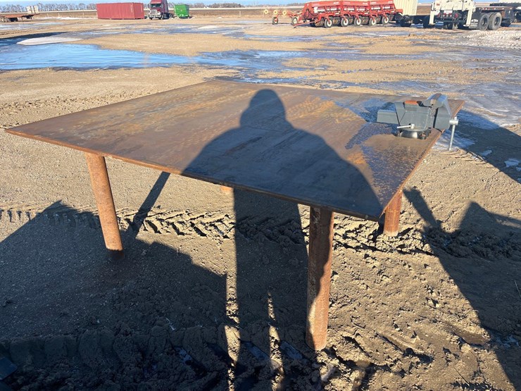 steel-table-with-vice-image-3