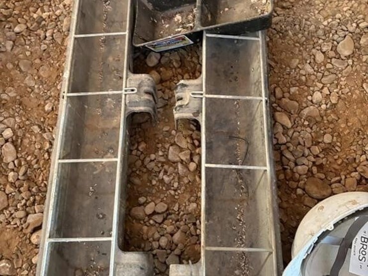 hang-on-feeders,-hard-hat,-clamps-etc-image-3