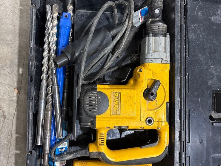 dewalt-d25650-rotary-hammer-drill-image-1