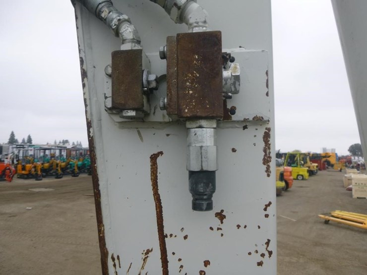 2012-takeuchi-tb180fr-image-25