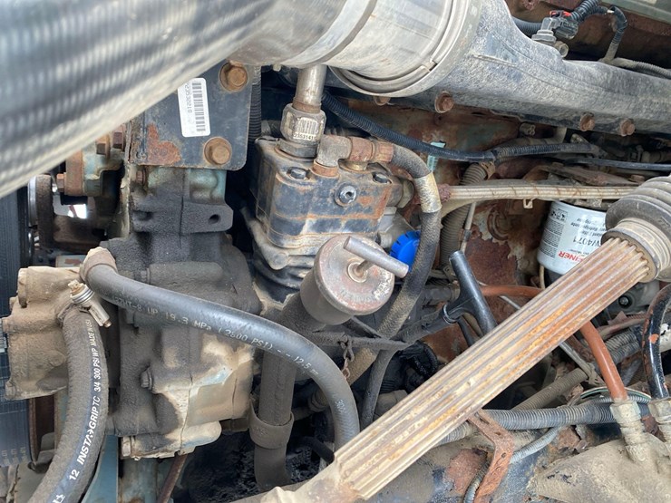 2005-sterling-at-9000-semi-tractor-image-33