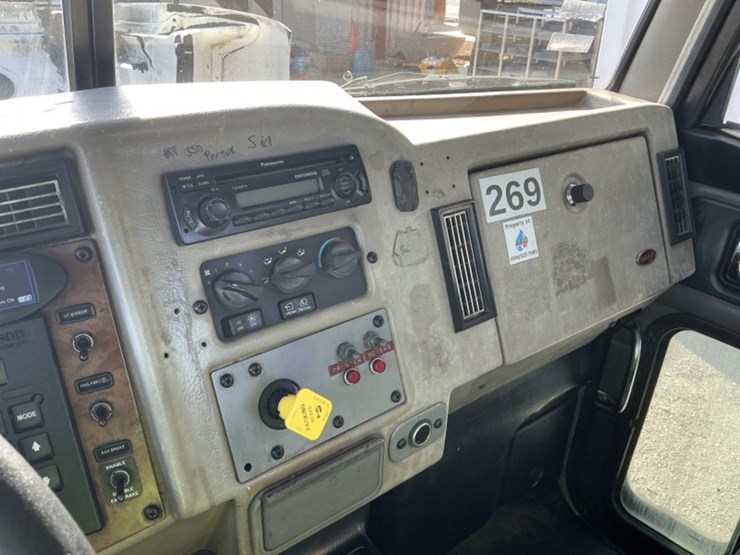 2007-peterbilt-335-image-27